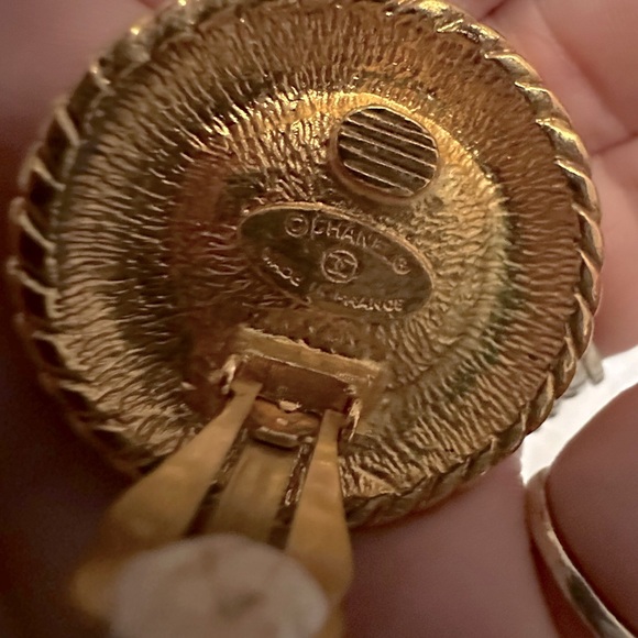 Authentic Vintage Chanel Gold Tone Pearl Clip On Earrings - Picture 4 of 5